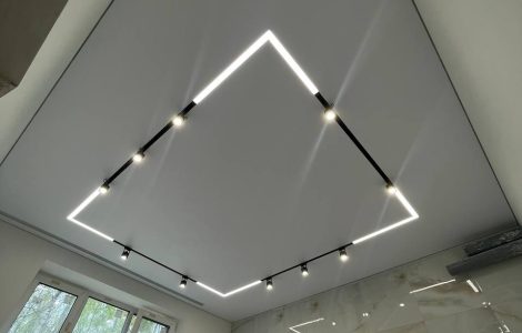 Световые линии и встроенный однофазный трек (светлячок) в натяжной потолок